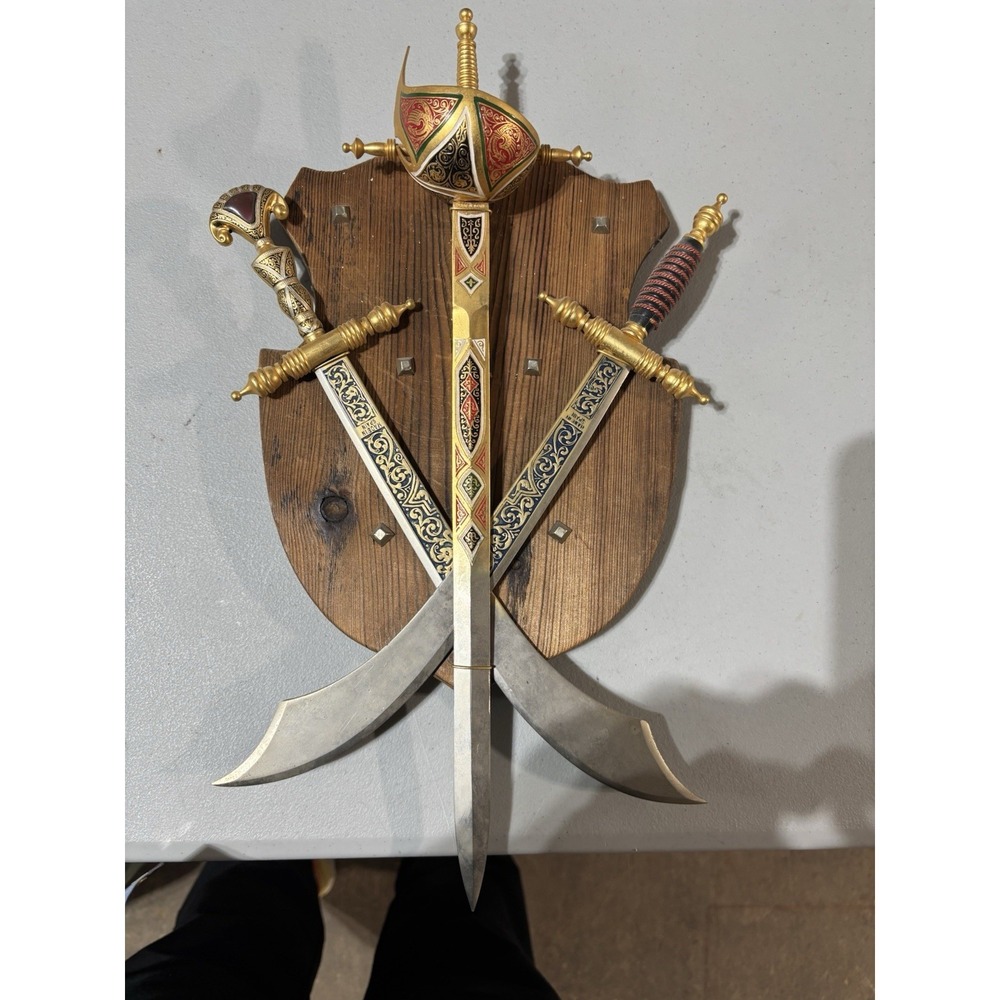 Antique spain 1940 Replica Daggers On Wooden Plaque‎